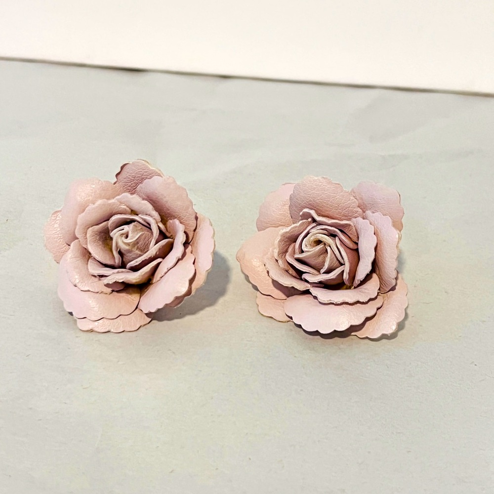 Leather Rose ear rings blush pink/light mauve shade